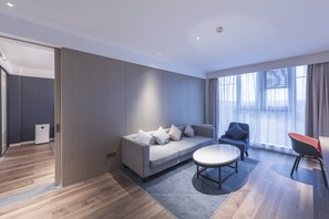 Suite, 1 King Bed, Mountain View | Minibar, desk, blackout drapes, iron/ironing board - Holiday Inn Express Dengfeng Songshan by IHG (Zhengzhou)