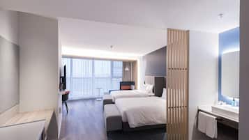 Minibar, bureau, rideaux occultants, fer et planche Ă repasser