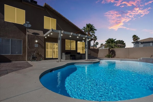 Outdoor pool - Relaxing Poolside Getaway in Henderson: Sleeps 10 for Ultimate Comfort! (Henderson)