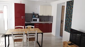 Coffee/tea maker, fridge, microwave, stovetop - Cottage au Calme (Saint-Amand)