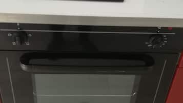 Réfrigérateur, micro-ondes, plaque de cuisson, cafetière/bouilloire