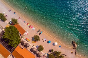 On the beach, sun-loungers - VIP Villa Lady- pool and jacuzzi on the beach (Lokva Rogoznica)