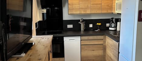 Køleskab, mikrobølgeovn, ovn, kogeplade