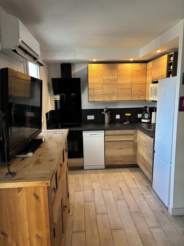 Kühlschrank, Mikrowelle, Ofen, Herdplatte