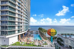 Alberca al aire libre y alberca climatizada