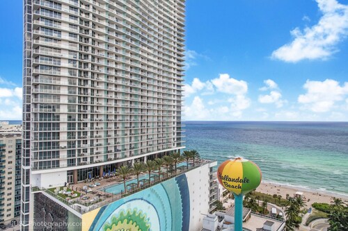 OCEANFRONT BUILDING; rooftop pool, 1 Bd condo with OCEAN VIEWS GUARANTEED 
