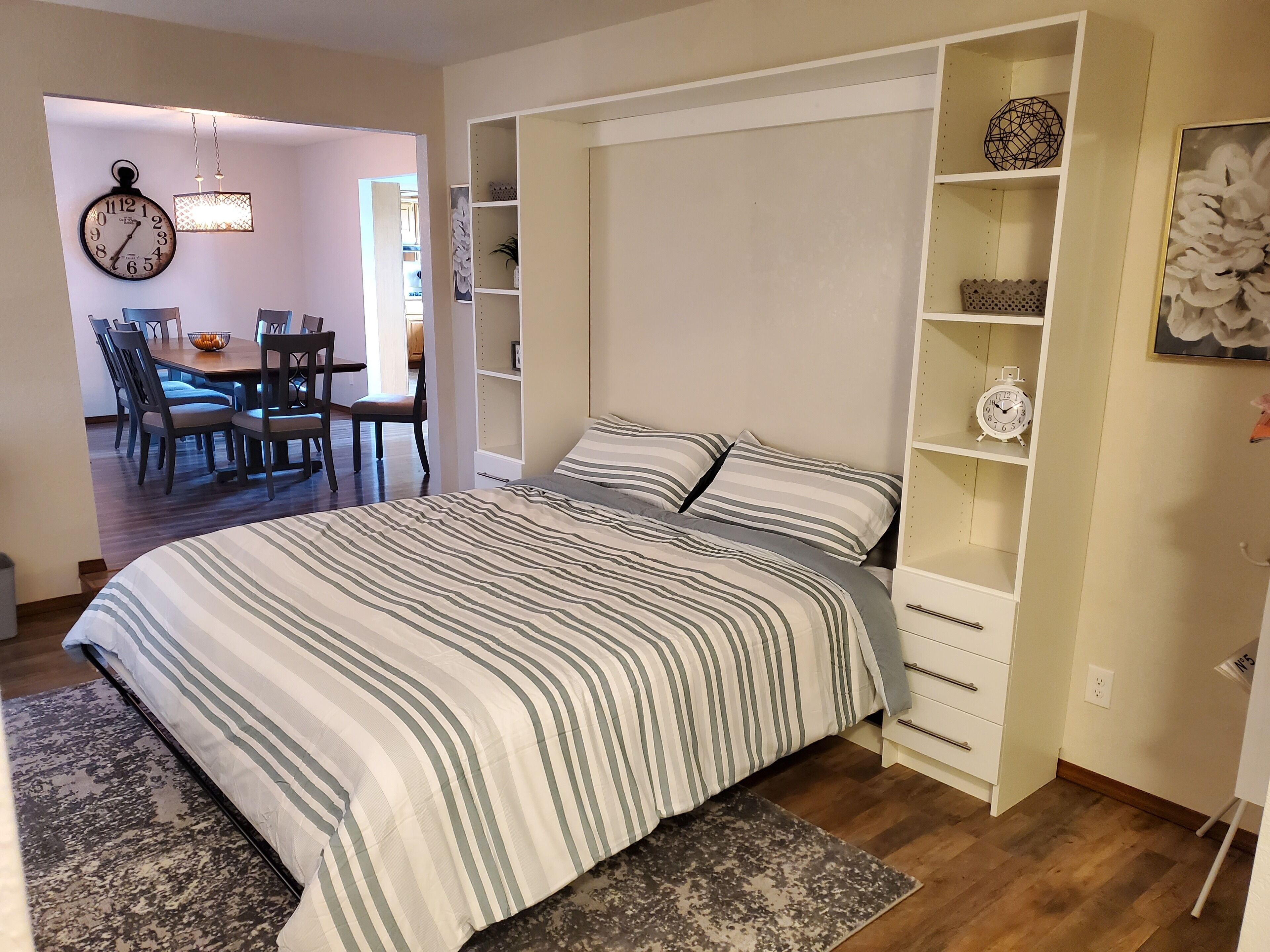 3 dormitoris, planxa i posts de planxar i un bressol de viatge 