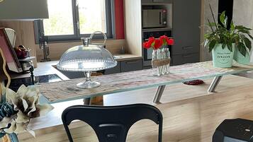 Een koelkast, een microgolfoven, een oven, een kookplaat