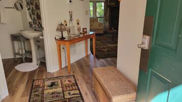 Combinazione doccia/vasca, asciugacapelli, asciugamani, sapone