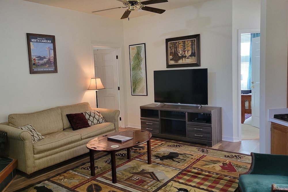 Cool Fall Air at this Top of the Mountain 2 BR Condo, Nearby Trails/Overlooks