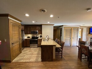 冷蔵庫、電子レンジ、オーブン、コンロ