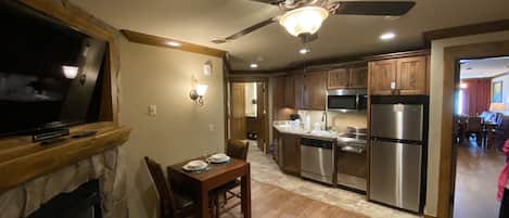 Kühlschrank, Mikrowelle, Ofen, Herdplatte