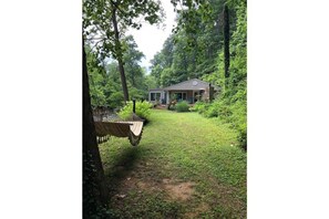 Property grounds - Starlight Falls Cottage (Boones Mill)