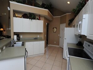 Talo (Mickey`s Endless Summer) | Yksityinen keittiö | Jääkaappi, mikroaaltouuni, astianpesukone, kahvin-/teenkeitin