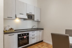 Frigorifero, forno, piano cottura, bollitore elettrico