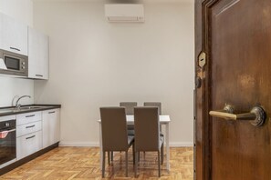 Fridge, oven, stovetop, electric kettle