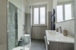Dusche, Haartrockner, Bidet, Toilettenpapier