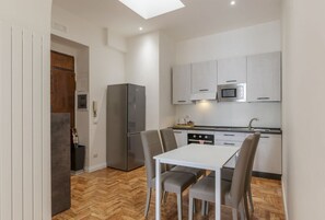 Frigorifero, forno, piano cottura, bollitore elettrico