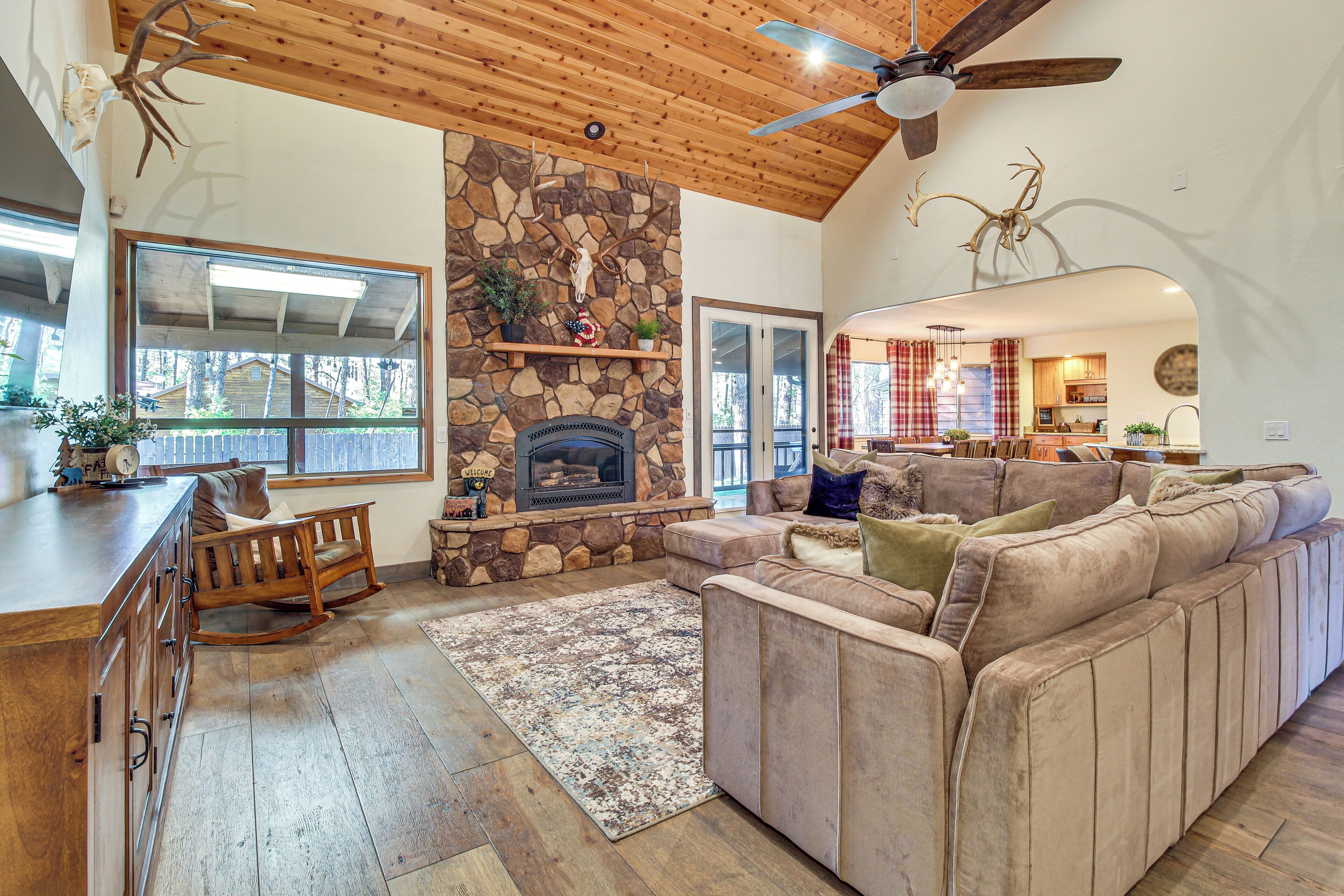 Beautiful Cabin w/ Deck Near Woodland Lake Park!