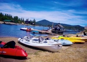 Beach - PRIME Location~Walk to Ski Shuttle ~ Fully Fenced ~ EV Charger ~ Mini Sled Hill (Big Bear Lake)