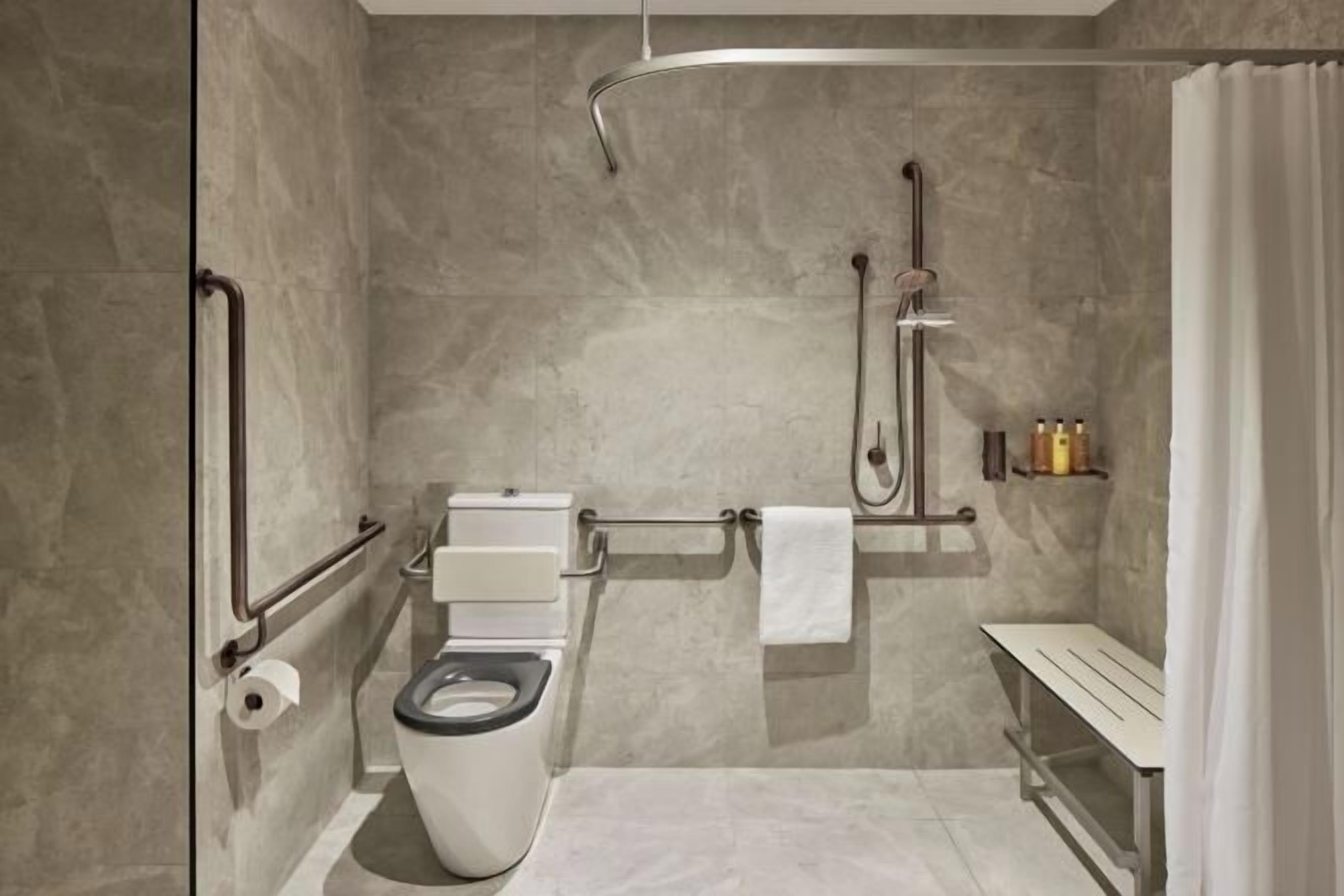 Badezimmer | Dusche, Regendusche, Haartrockner, Hausschuhe