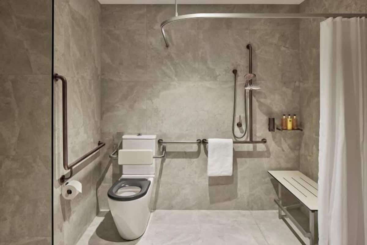 Badezimmer | Dusche, Regendusche, Haartrockner, Hausschuhe