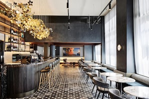 Sert le petit déjeuner, le déjeuner et le dîner