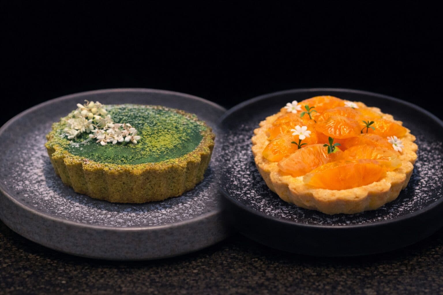To runde desserter på tallerkener.