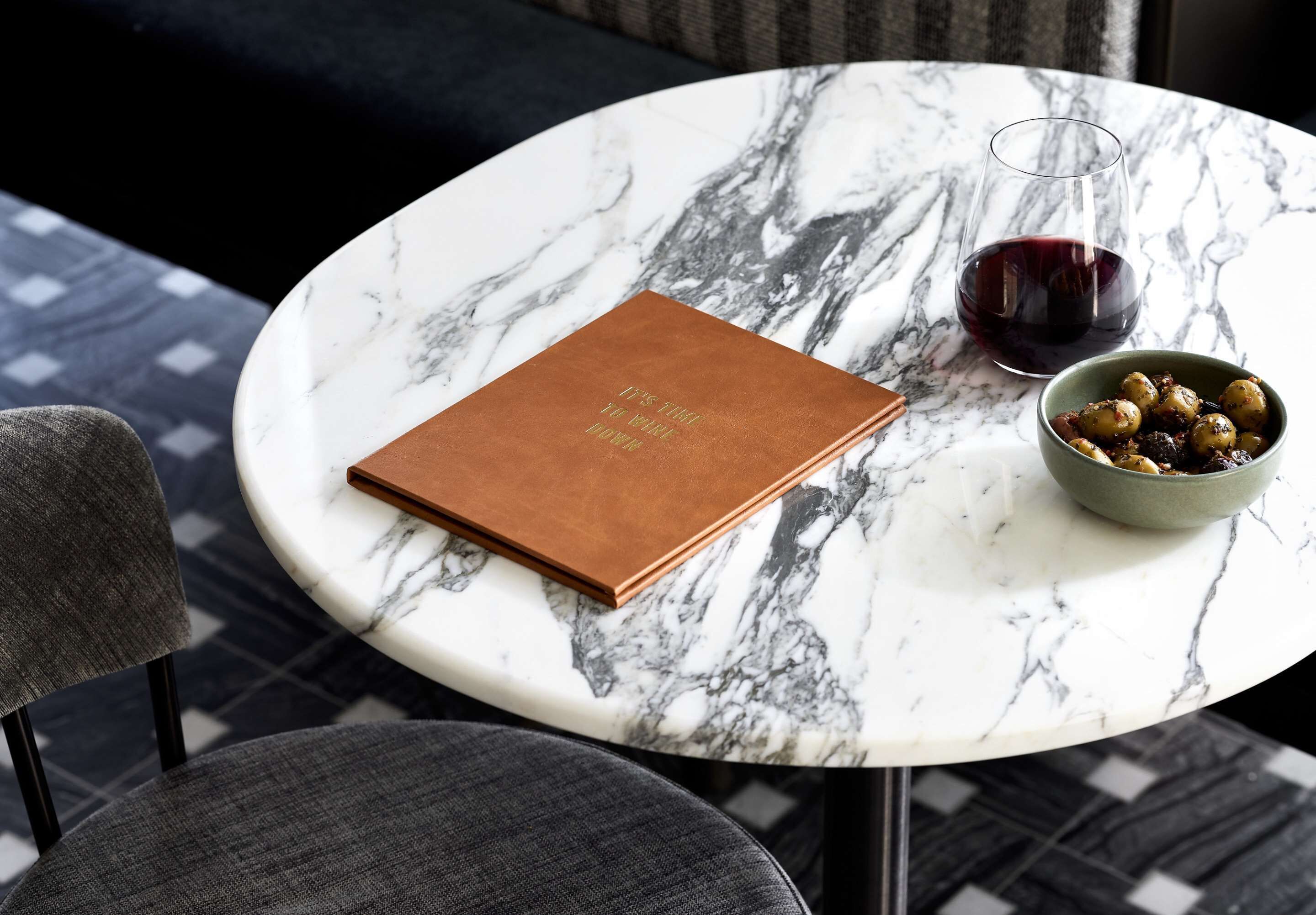 serves breakfast, lunch and dinner