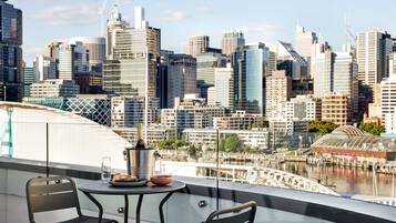 Kamar Superior, 1 Tempat Tidur King, Bebas Asap Rokok, balkon | Seprai premium, bantalan ekstra lembut, brankas, dan tirai kedap cahaya