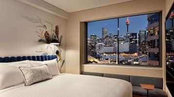Kamar Standar, 1 Tempat Tidur Queen, Bebas Asap Rokok, pemandangan kota | Seprai premium, bantalan ekstra lembut, brankas, dan tirai kedap cahaya