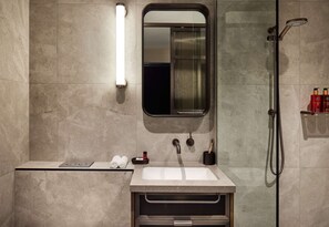 Douche, douche à « effet pluie », sèche-cheveux, chaussons