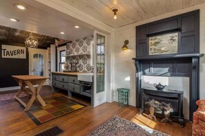 Interior - Rustic Catskill cottage, 10 min to Hudson, 30 minutes to popular ski area skiing (Catskill)