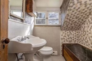 A bathroom with a sink, toilet, and window. - Rustic Catskill cottage, 10 min to Hudson, 30 minutes to popular ski area skiing (Catskill)
