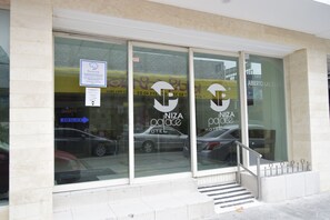 Vista frontal de la propiedad