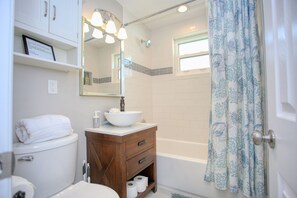 Combined shower/bathtub, hair dryer, towels, soap - Casa de playa walk to the beach (Ormond Beach)