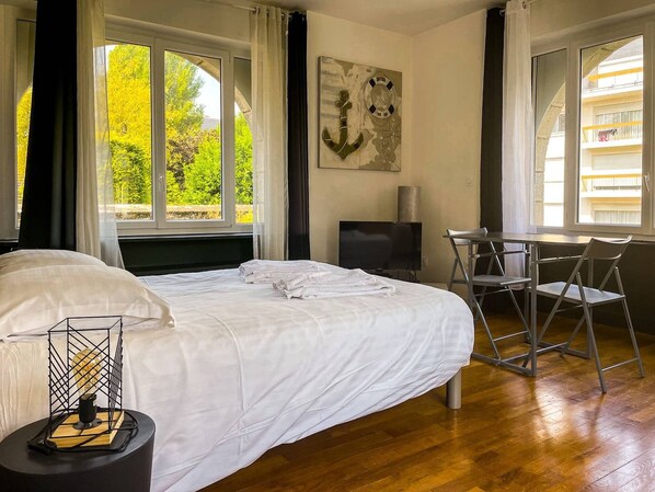 5 bedrooms, iron/ironing board, travel crib, free WiFi