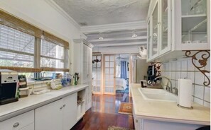 Kylskåp, mikrovågsugn, ugn och spishäll