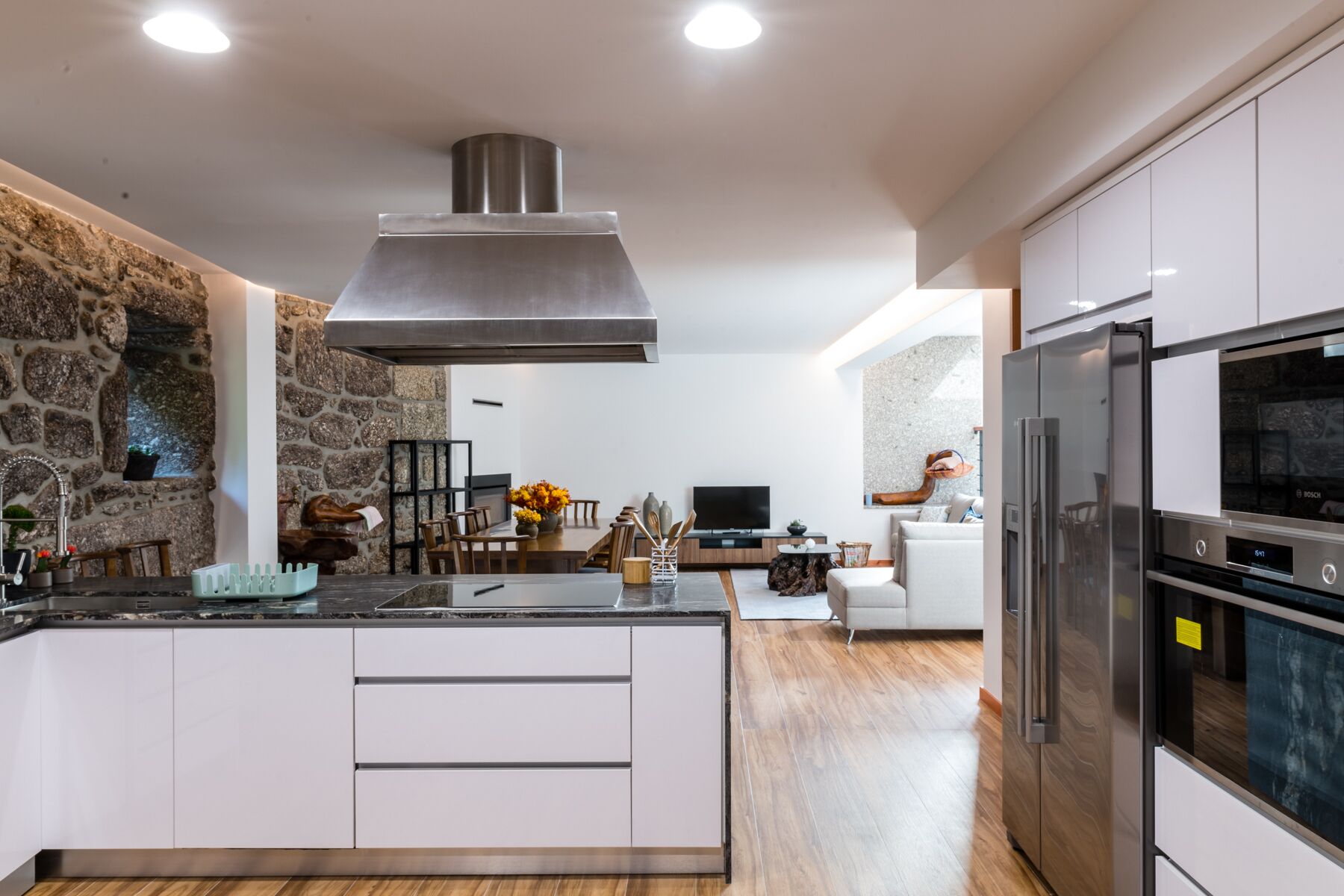 Frigorífico, microondas, horno y placa de cocina