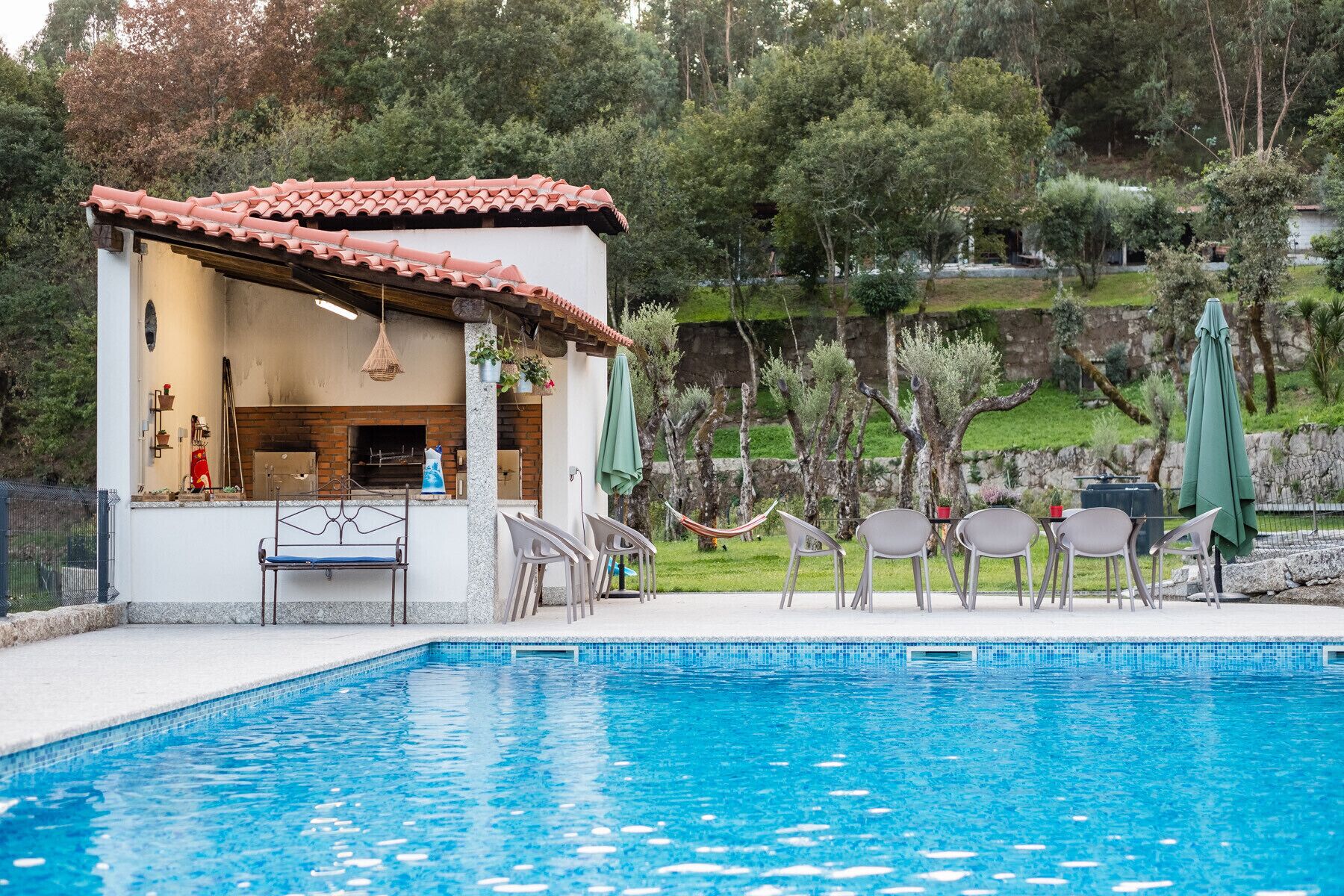 Una piscina al aire libre