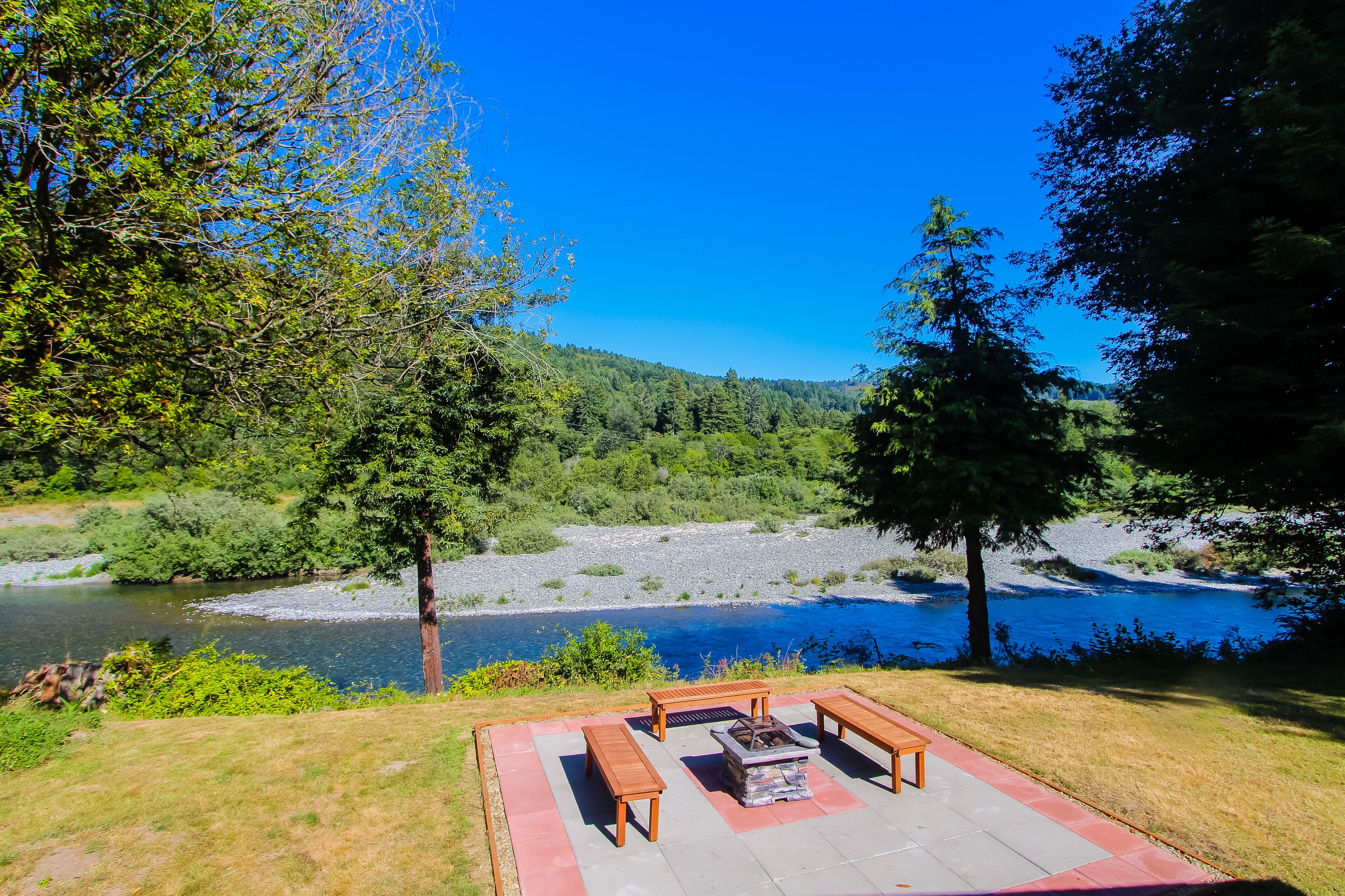Secluded riverfront getaway with firepit, deck, washer/dryer, & free WiFi