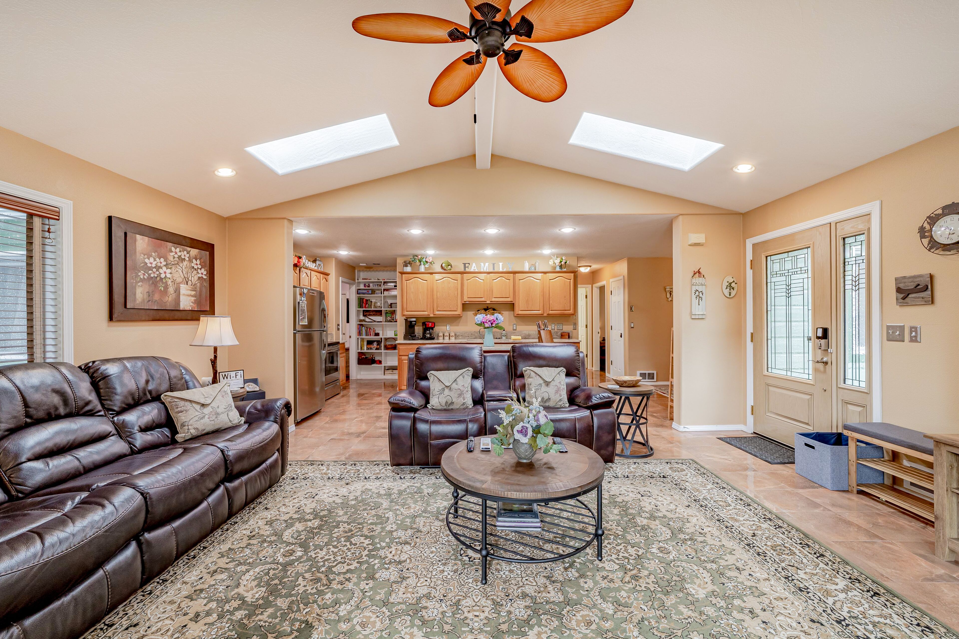 Secluded riverfront getaway with firepit, deck, washer/dryer, & free WiFi