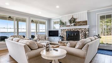 Een televisie en een open haard