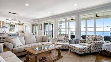 Een televisie en een open haard