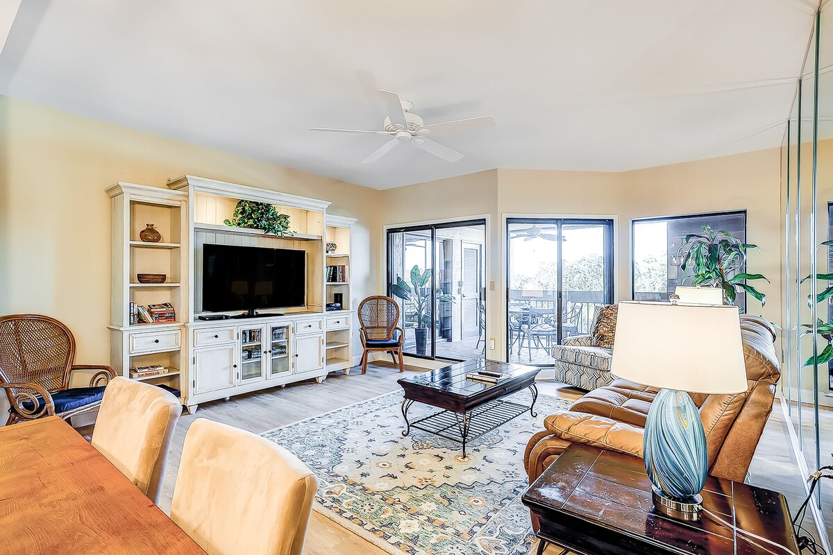 Waterfront Escape w/ a Furnished Balcony, Harbor View, Fast WiFi, & Shared Pool