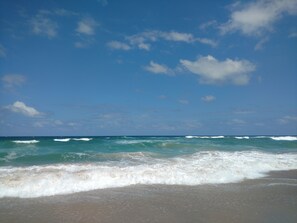 Beach nearby, sun loungers, beach towels