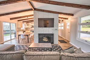 TV, fireplace - 2 Mi to Lake Winnipesaukee! Group Hideaway (Laconia)