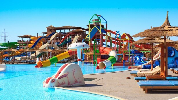 Un parco acquatico con scivoli e piscina.