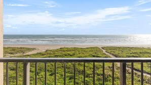 Un balcone con vista sulla spiaggia e sull'oceano.