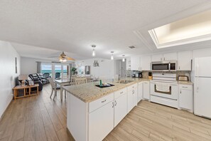 Réfrigérateur, four à micro-ondes, un four, surface de cuisson
